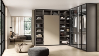Angolare, la cabina armadio del progetto Walk-in Fluida di Scavolini ha la struttura nella finitura Grigio Ferro come lo schienale; le ante push-pull sono in finitura Pelle Grigio Perla e in vetro Fumé trasparente con telaio in finitura Grigio Antracite con maniglie integrate. Gli accessori interni sono della linea Support nella finitura Metal Grey e il sistema di illuminazione Magical. Prezzo da rivenditore. www.scavolini.com