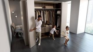 Sin dalla nascita, Camerino è completamente autoportante e rifinito su tutti i lati, perfetto per essere collocato in centro stanza