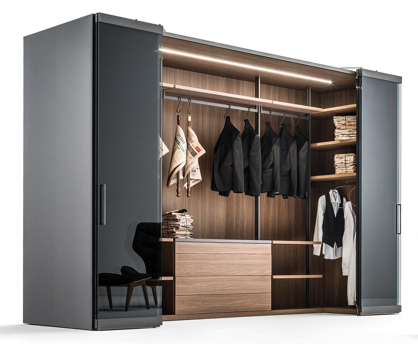 La cassettiera richiama il Noce dei ripiani e della schiena, rendendo ancora più elegante e coeso l’aspetto di Camerino in questa configurazione per la zona notte.