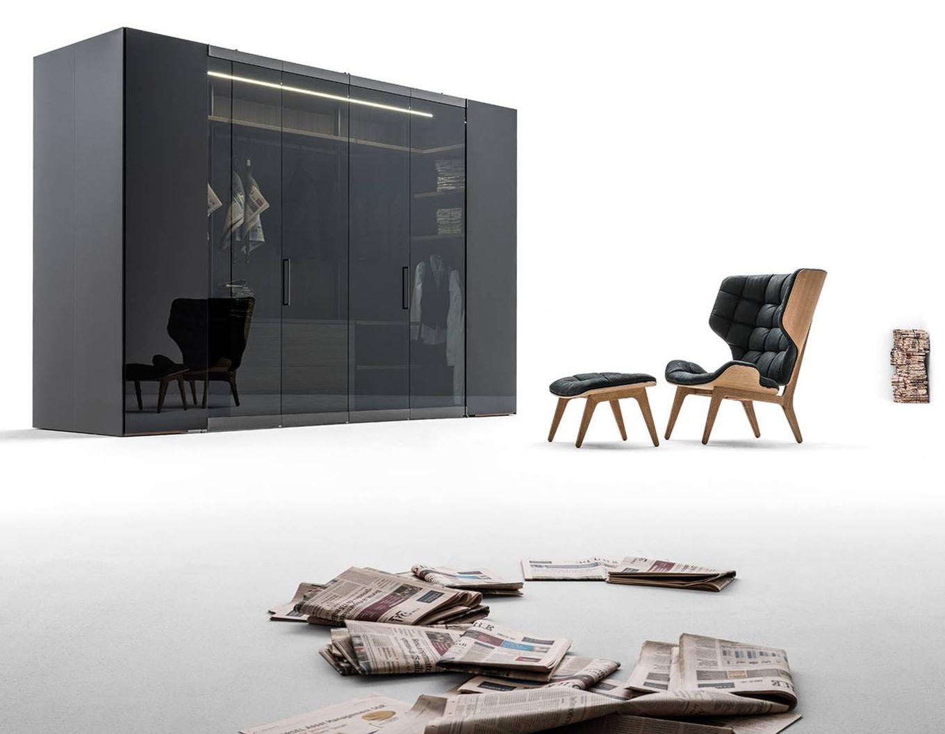 Camerino per la zona notte: il vetro Fumé delle ante lascia intravedere il contenuto del modulo rendendolo ancora più scenografico e sofisticato.