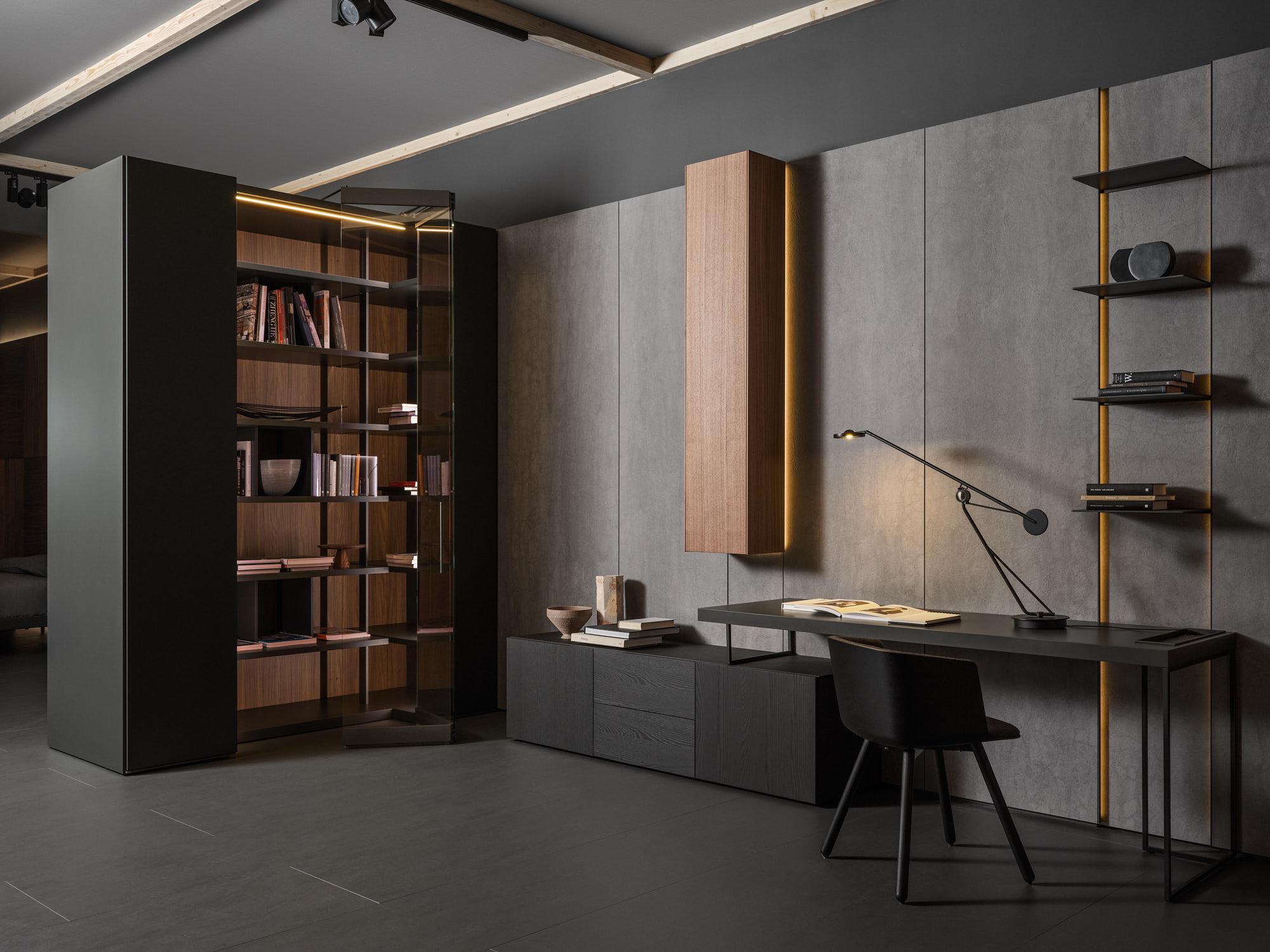 Camerino diventa una pratica libreria e delimita lo spazio dell'home office, perfetto per riporre cancelleria, documenti e oggetti di uso quotidiano.