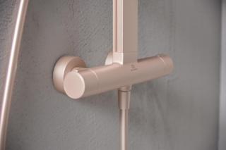 Sistema doccia Alu+ di Ideal Standard in finitura Rosé: particolare del gruppo di miscelazione. Sistema doccia Alu+ di Ideal Standard in finitura Rosé: particolare del gruppo di miscelazione.