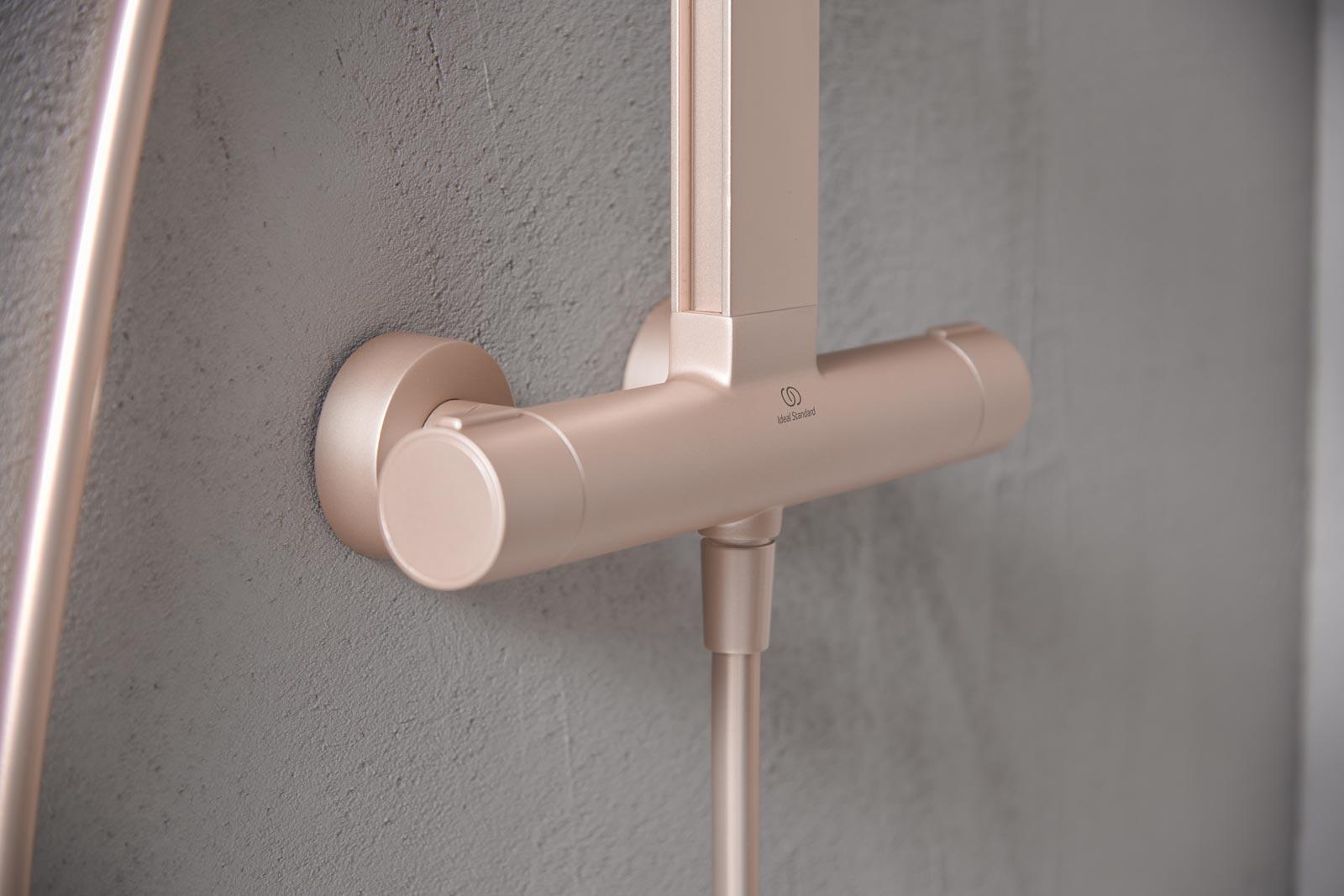 Sistema doccia Alu+ di Ideal Standard in finitura Rosé: particolare del gruppo di miscelazione. Sistema doccia Alu+ di Ideal Standard in finitura Rosé: particolare del gruppo di miscelazione.