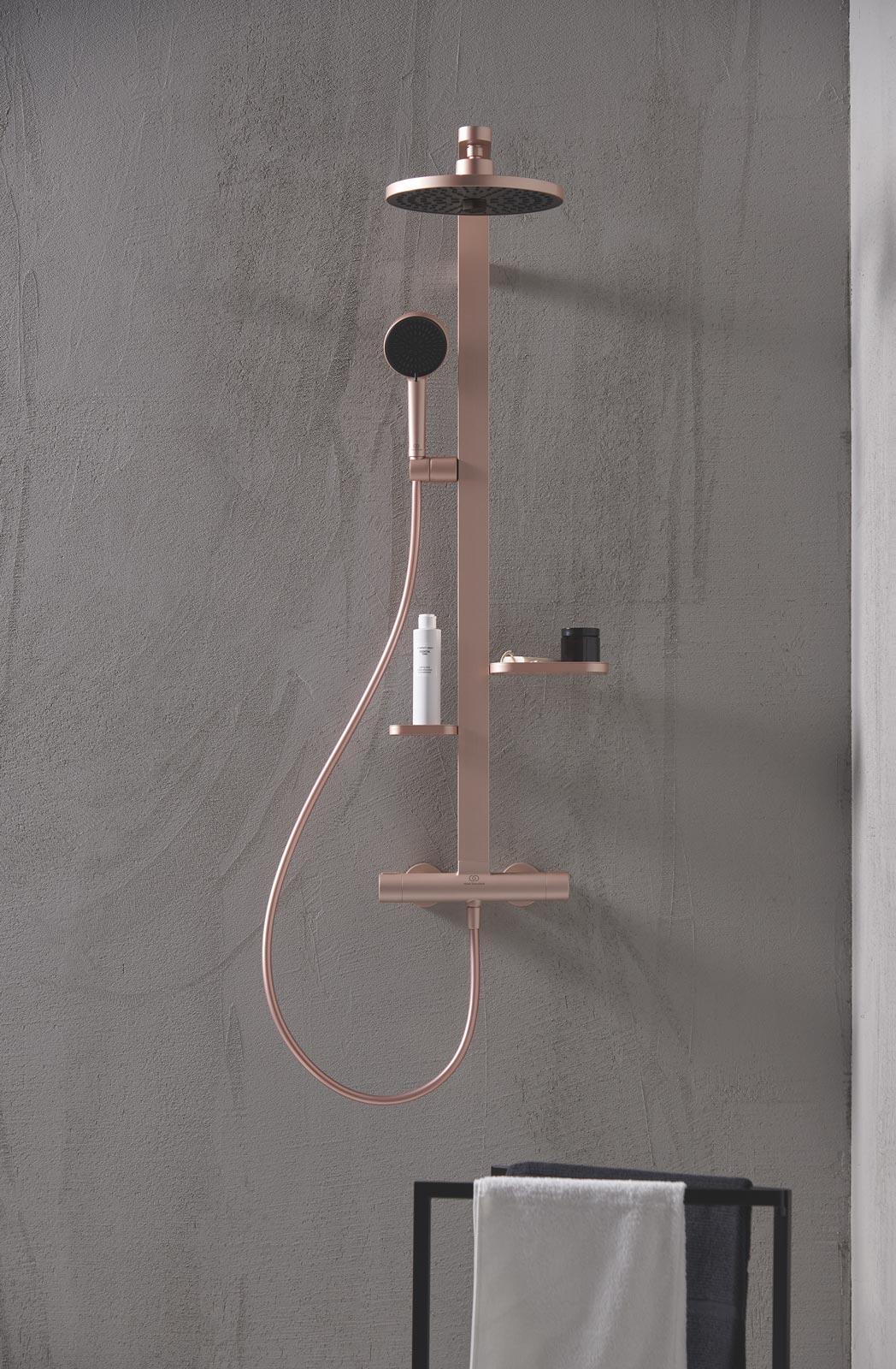 Sistema doccia Alu+ di Ideal Standard in finitura Rosé. Da notare la doccetta circolare che eroga 8 l/m Sistema doccia Alu+ di Ideal Standard in finitura Rosé. Da notare la doccetta circolare che eroga 8 l/m