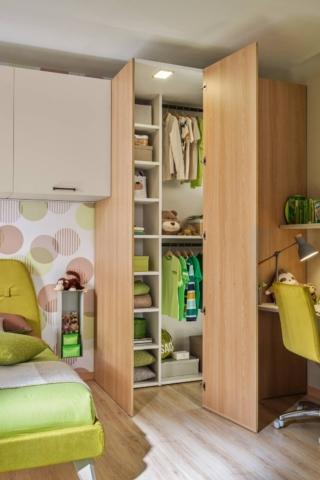 La cabina armadio Long Square attrezzata con ripiani e tubi appendiabito