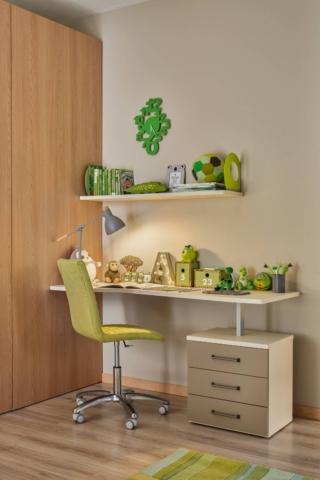 La zona studio perfettamente organizzata con scrivania, cassettiera e mensola