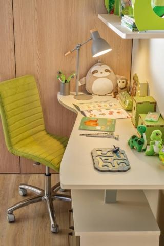 Il piano scrivania è sagomato per consentire un utilizzo più comodo durante lo studio