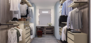 La cabina armadio CA 02 di Giessegi in Noce Dark e brown è completata da accessori finitura Creta. Ripiani, cassettiere e accessori possono essere scelti in nobilitato o in laccato. Prezzo da rivenditore. www.giessegi.it