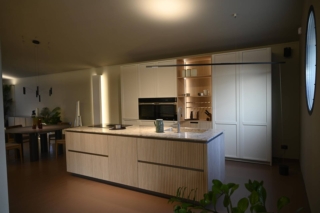 Fa parte della collezione Eclettica di Scandola Mobili la cucina in legno che si sviluppa intorno all'isola attrezzata caratterizzata dalla presenza delle ante Cannetè nella finitura Sand e del top in pregiato marmo. A parete, trovano posto le colonne con le ante riquadrate Optima nella luminosa finitura Magnolia. Un modulo base da 60 cm con un'anta, prezzo 684 euro + IVA. https://www.scandolamobili.it Fa parte della collezione Eclettica di Scandola Mobili la cucina in legno che si sviluppa intorno all'isola attrezzata caratterizzata dalla presenza delle ante Cannetè nella finitura Sand e del top in pregiato marmo. A parete, trovano posto le colonne con le ante riquadrate Optima nella luminosa finitura Magnolia. Un modulo base da 60 cm con un'anta, prezzo 684 euro + IVA. https://www.scandolamobili.it