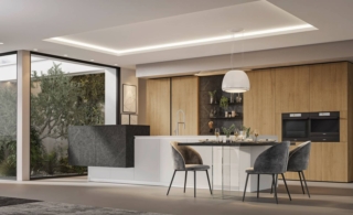 Una grande armadiatura formata da colonne con le ante in Rovere Puro Cannettato per la cucina Loft 2.2 di Arrex che si sviluppa intorno all' isola centrale composta dalle basi bianche in contrasto con la finitura Pietra Nera degli elementi rialzati. Un modulo base da 60 cm, Prezzo 452 euro + IVA. https://www.arrex.it Una grande armadiatura formata da colonne con le ante in Rovere Puro Cannettato per la cucina Loft 2.2 di Arrex che si sviluppa intorno all' isola centrale composta dalle basi bianche in contrasto con la finitura Pietra Nera degli elementi rialzati. Un modulo base da 60 cm, Prezzo 452 euro + IVA. https://www.arrex.it