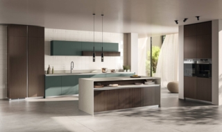 La cucina Mira di Scavolini è composta da una serie di basi e di pensili orizzontali in Fenix NTM® Verde Comodoro e da un'isola con le basi in decorativo Lodge effetto cannettato e il piano in Gres Porcellanato Moon. Prezzo su richiesta. https://www.scavolini.com La cucina Mira di Scavolini è composta da una serie di basi e di pensili orizzontali in Fenix NTM® Verde Comodoro e da un'isola con le basi in decorativo Lodge effetto cannettato e il piano in Gres Porcellanato Moon. Prezzo su richiesta. https://www.scavolini.com