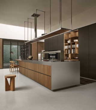 Un'imponente isola centrale per la cucina Sign di Ernestomeda che si apre sulla zona giorno divenendo una vera e propria estensione del living. La composizione è caratterizzata dalla presenza del piano di lavoro in acciaio satinato, con zona lavaggio integrata, e dalle ante delle basi in Hi-melamine Noce Canyon canneté con maniglia Zed laccato metallo Lucem. Incorniciano il modello le colonne in laccato metallo satinato Bronzo e le colonne a giorno Daylight in Hi-melamine Noce Canyon con cornice anteriore retro-illuminata in laccato metallo satinato Bronzo. Prezzo su richiesta. https://www.ernestomeda.com Un'imponente isola centrale per la cucina Sign di Ernestomeda che si apre sulla zona giorno divenendo una vera e propria estensione del living. La composizione è caratterizzata dalla presenza del piano di lavoro in acciaio satinato, con zona lavaggio integrata, e dalle ante delle basi in Hi-melamine Noce Canyon canneté con maniglia Zed laccato metallo Lucem. Incorniciano il modello le colonne in laccato metallo satinato Bronzo e le colonne a giorno Daylight in Hi-melamine Noce Canyon con cornice anteriore retro-illuminata in laccato metallo satinato Bronzo. Prezzo su richiesta. https://www.ernestomeda.com