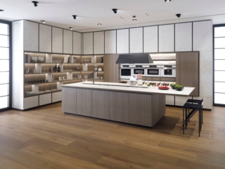 Effetto scanalato per le ante in Noce Canaletto della cucina SmartKitchen E9.30 di Porcelanosa che hanno la superficie decorata da una fresatura verticale che conferisce un effetto lussuoso e raffinato alle superfici, esaltando il legno. L'isola presenta un piano di lavoro con zona cottura invisibile; la zona stoccaggio, composta da armadi con frontali in ceramica extrafine e scaffali aperti, è ampia e raggiunge il soffitto. Prezzo su richiesta. https://www.porcelanosa.com Effetto scanalato per le ante in Noce Canaletto della cucina SmartKitchen E9.30 di Porcelanosa che hanno la superficie decorata da una fresatura verticale che conferisce un effetto lussuoso e raffinato alle superfici, esaltando il legno. L'isola presenta un piano di lavoro con zona cottura invisibile; la zona stoccaggio, composta da armadi con frontali in ceramica extrafine e scaffali aperti, è ampia e raggiunge il soffitto. Prezzo su richiesta. https://www.porcelanosa.com