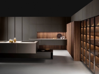 Una serie di moduli con ante cannettate in Noce Canaletto, con una fresatura verticale che valorizza il legno, per Strip di Key Cucine, la composizione elegante e innovativa, che si apre e si integra con la zona giorno. Le ante verticali sono in metallo liquido con finitura soft touch, che rende la superficie vellutata al tatto; il top è realizzato in marmo Mustang con un trattamento della superficie che lo protegge da tutti gli agenti. Prezzo su richiesta. www.keycucine.it Una serie di moduli con ante cannettate in Noce Canaletto, con una fresatura verticale che valorizza il legno, per Strip di Key Cucine, la composizione elegante e innovativa, che si apre e si integra con la zona giorno. Le ante verticali sono in metallo liquido con finitura soft touch, che rende la superficie vellutata al tatto; il top è realizzato in marmo Mustang con un trattamento della superficie che lo protegge da tutti gli agenti. Prezzo su richiesta. www.keycucine.it