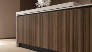 Una cucina elegante e raffinata, in perfetto equilibrio tra classico e moderno, grazie all'alternanza di superfici lisce e con lavorazione “Rayè”. Round di Cucine Lube si distingue per le ante in Mdf certificato CARB2 ed FSC®, rivestito in Pet, materiale totalmente rinnovabile e riciclabile. Le basi sono in finitura Olmo Scuro con anta cannettata; pensili e colonne in Daino e ante telaio Nero e vetro Trasparente. Il top e il piano Swift, scorrevole, sono in Fenix Beige Arizona. Prezzo di una base da 60 cm con due cestoni 383 euro. www.cucinelube.it Una cucina elegante e raffinata, in perfetto equilibrio tra classico e moderno, grazie all'alternanza di superfici lisce e con lavorazione “Rayè”. Round di Cucine Lube si distingue per le ante in Mdf certificato CARB2 ed FSC®, rivestito in Pet, materiale totalmente rinnovabile e riciclabile. Le basi sono in finitura Olmo Scuro con anta cannettata; pensili e colonne in Daino e ante telaio Nero e vetro Trasparente. Il top e il piano Swift, scorrevole, sono in Fenix Beige Arizona. Prezzo di una base da 60 cm con due cestoni 383 euro. www.cucinelube.it