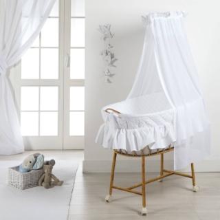Stile classico e sontuoso per la culla con velo della collezione Colorelle di Picci: ha la struttura in giunco ed imbottita in 100% poliestere e rivestita in puro cotone candido. Le piccole ruote permettono di spostarla dove si desidera e il lungo velo bianco garantisce privacy al bebé. Misura L 102 x P 55 x H 77 cm. Prezzo 348 euro. www.picci.com
