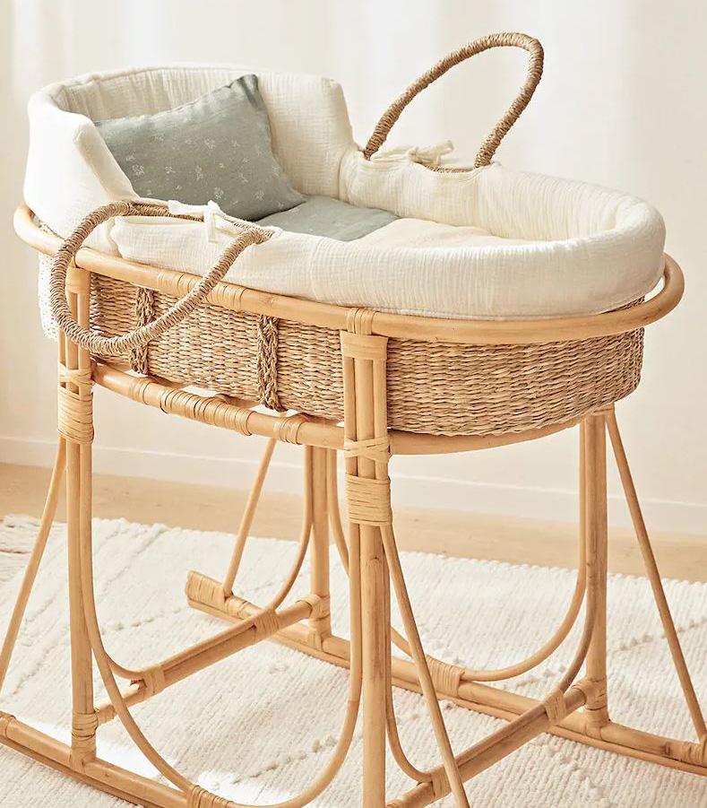 Piccola e compatta la culletta da neonato (RIF. 4691/518) di Zara Home che ha uno stile country sottolineato dalla cesta in fibra naturale con maninici per il trasporto, sorretto dalla struttura in rattan. Il rivestimento interno in cotone bianco ne aumenta il comfort. Misura L 86 x P 46 x H 65 cm. Prezzo 299 euro. www.zarahome.com