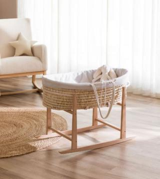 La culla a cestino in rattan Fabian di Sklum è morbidamente imbottita ed è dotata di un sostegno a dondolo in legno di faggio che consente di cullare il neonato. Il rivestimento e il cuscino sfoderabile sono realizzati in cotone bianco. Misura L 89 x P 50 x H 65 cm. Prezzo 154,95 euro. www.sklum.com