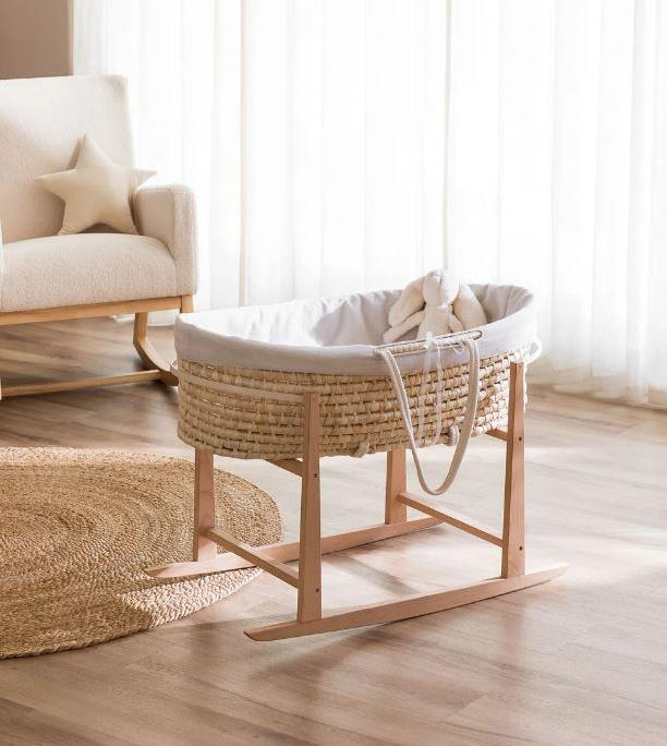 La culla a cestino in rattan Fabian di Sklum è morbidamente imbottita ed è dotata di un sostegno a dondolo in legno di faggio che consente di cullare il neonato. Il rivestimento e il cuscino sfoderabile sono realizzati in cotone bianco. Misura L 89 x P 50 x H 65 cm. Prezzo 154,95 euro. www.sklum.com