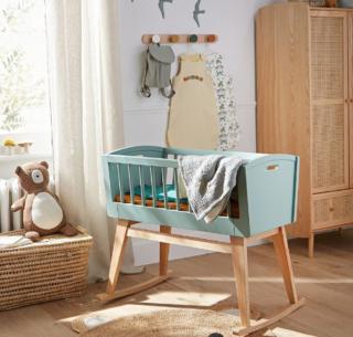 Design Anni Cinquanta per la culla a dondolo Willix di La Redoute Interieurs che è caratterizzata da un cesto con barre in massello di betulla e da una base in MDF con finitura a base d'acqua e da un a struttura di sostegno in  betulla massiccia naturale. Misura L 96,5 x P 66,8 x H 86,6 cm. Prezzo 719 euro. www.laredoute.it