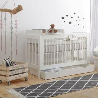 Permette di ottimizzare al meglio lo spazio il modello della collezione Basic di Plinio in vendita su Design4kids che comprende anche un pratico fasciatoio applicato sopra e un capiente cassetto inferiore. La struttura è completamente realizzata in MDF dipinto bianco con colori ad acqua ecologici; la base regolabile permette di posizionare il materasso a tre differenti altezze. Misura L 124,5 x P 65,5 x H 85 cm. Prezzo 475 euro. www.design4kids.it