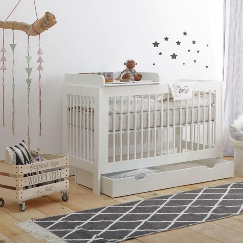 Permette di ottimizzare al meglio lo spazio il modello della collezione Basic di Plinio in vendita su Design4kids che comprende anche un pratico fasciatoio applicato sopra e un capiente cassetto inferiore. La struttura è completamente realizzata in MDF dipinto bianco con colori ad acqua ecologici; la base regolabile permette di posizionare il materasso a tre differenti altezze. Misura L 124,5 x P 65,5 x H 85 cm. Prezzo 475 euro. www.design4kids.it