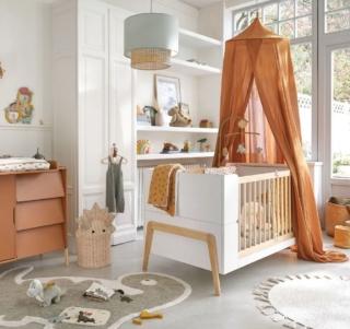 Il lettino evolutivo Mimizan di Maisons du Monde ha una linea moderna che lo rende facile da ambientare ed è dotato di una rete con doghe di pino regolabile in due posizioni. È adatto ai neonati e poi, si trasforma in un vero e proprio letto, grazie alle sponde e alle parti superiori della testata e della pediera  amovibili. Misura L 149 x P 79 x H 85 cm. Prezzo 479 euro. www.maisonsdumonde.com