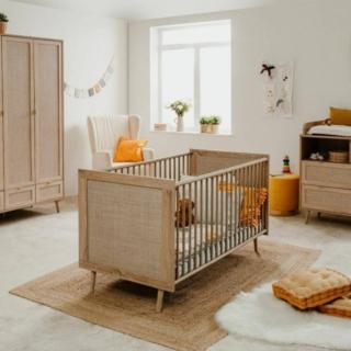 Il colore del legno per il lettino Marega di Deghi che ha la testiera e la pediera, dalla forma squadrata, con un'insolita stampa effetto rafia intrecciata; la base è regolabile in altezza. La colorazione naturale e il materiale ne sottolineano lo stile fresco. Misura L 143,9 x P 76,4 x H 83,2 cm. Prezzo 226,01 euro. www.deghi.it