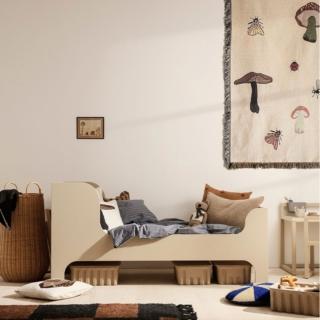 Il lettino Sill di Ferm Living in vendita su Design Republic è caratterizzato da forme morbide  e da una testiera alta che lo trasforma in un nido accogliente. La struttura con doghe incluse è realizzata in MDF verniciato certificato FSC™️ Mix in una raffinata colorazione. Misura L 166 x P 76 x H 80 cm. Prezzo 745 euro. www.designrepublic.com