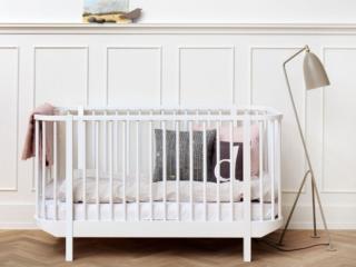 Solido legno laccato bianco per Wood Culla di Oliver Furniture in vendita su Mohd il lettino che si ispira al design anni '50. Laltezza della base regolabile e la sponda removibili lo rendono adatto alla crescita del bambino.  Misura L 146 x P 76 x H 86 cm. Prezzo a partire da 1.108 euro (incluso Materasso Cold Foam 100% Eco-Tex). https://shop.mohd.it