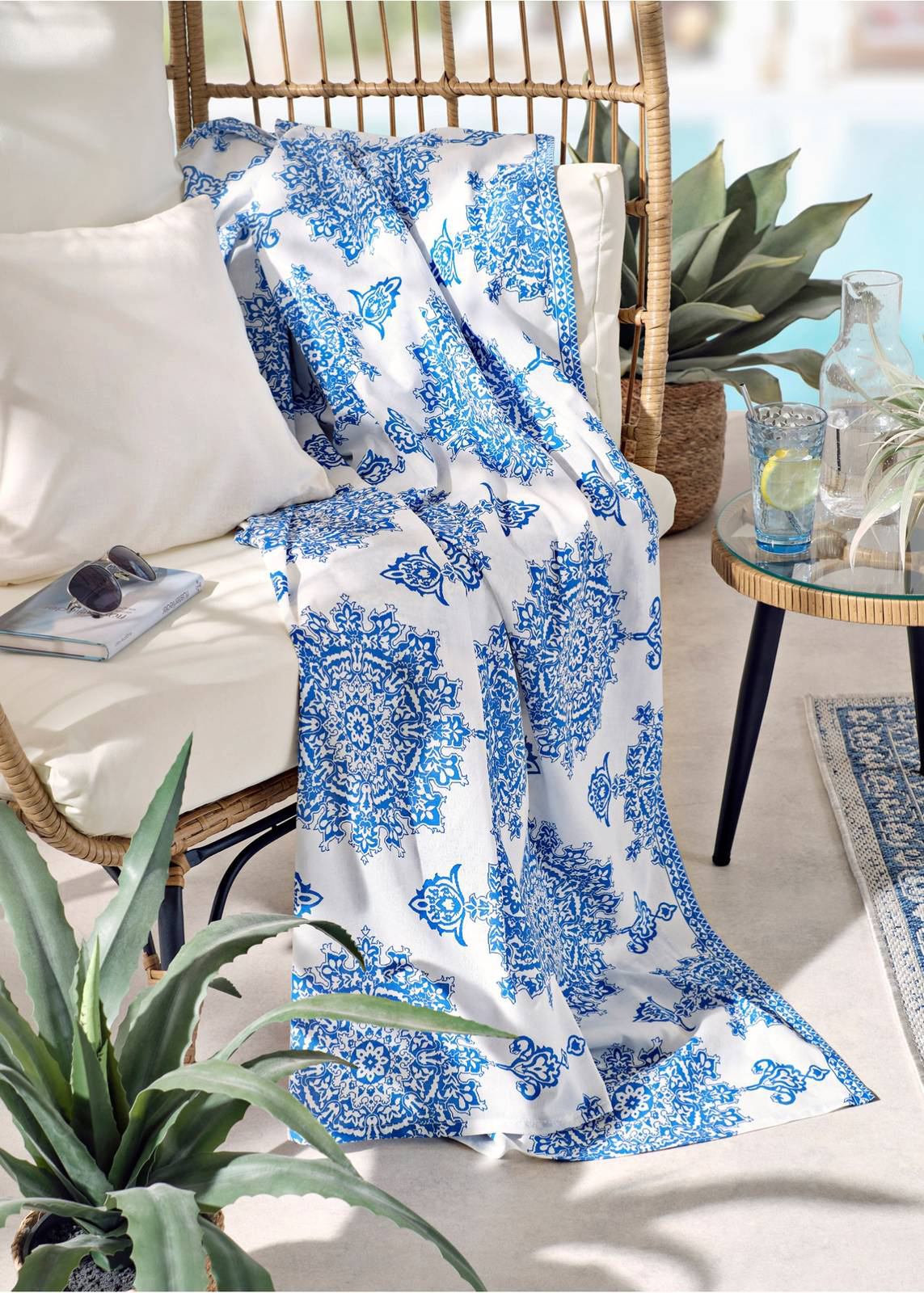 Un raffinato motivo di arabeschi blu su fondo candido per il telo arredo (94912595) di Bonprix che è realizzato in puro cotone. Può essere usato per “vestire” anche il tavolo o la poltroncina sul terrazzo. Misura L 280 x P 210 cm. Prezzo 23,99 euro. www.bonprix.it Un raffinato motivo di arabeschi blu su fondo candido per il telo arredo (94912595) di Bonprix che è realizzato in puro cotone. Può essere usato per “vestire” anche il tavolo o la poltroncina sul terrazzo. Misura L 280 x P 210 cm. Prezzo 23,99 euro. www.bonprix.it