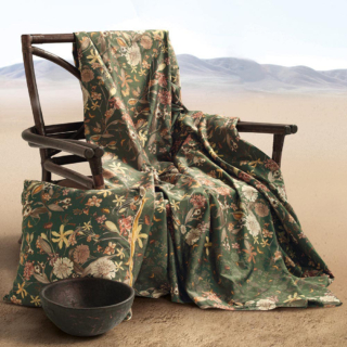 Adalia di Somma 1867 è il telo multiuso per il living e la camera da letto: è realizzato in raso di puro cotone ed è completamente decorato da motivi floreali barocchi su fondo verde che lo rendono un complemento senza tempo. Misura L180 x P 270 cm e L 270 x P 270 cm. Prezzo a partire da 69,90 euro. www.somma1867.com Adalia di Somma 1867 è il telo multiuso per il living e la camera da letto: è realizzato in raso di puro cotone ed è completamente decorato da motivi floreali barocchi su fondo verde che lo rendono un complemento senza tempo. Misura L180 x P 270 cm e L 270 x P 270 cm. Prezzo a partire da 69,90 euro. www.somma1867.com