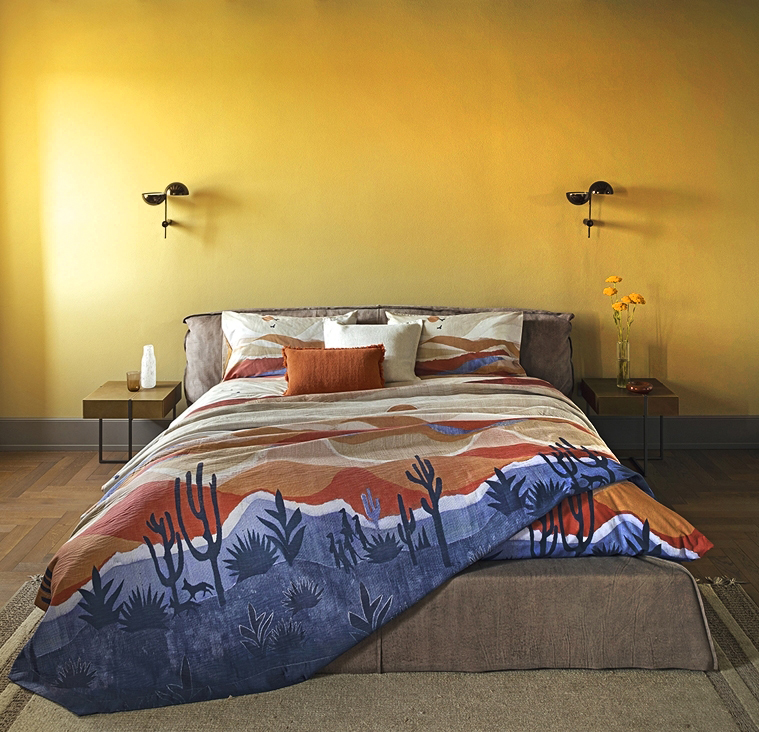 Il telo multiuso Arizona di Fazzini è interamente decorato da un suggestivo paesaggio astratto nei colori della terra. La stampa all over lo trasforma in un complemento di arredo scenografico e raffinato. È disponibile in due formati per vestire il letto o il divano. Misura L 180 x P 290 cm. Prezzo 75 euro. Misura L 270 x P 290 cm. Prezzo 95 euro. www.fazzinihome.com Il telo multiuso Arizona di Fazzini è interamente decorato da un suggestivo paesaggio astratto nei colori della terra. La stampa all over lo trasforma in un complemento di arredo scenografico e raffinato. È disponibile in due formati per vestire il letto o il divano. Misura L 180 x P 290 cm. Prezzo 75 euro. Misura L 270 x P 290 cm. Prezzo 95 euro. www.fazzinihome.com