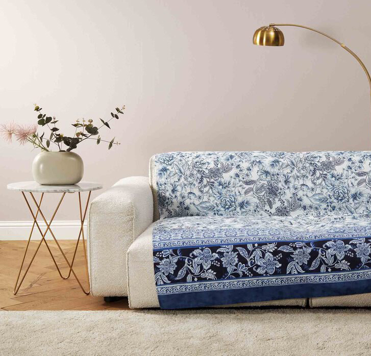 Si ispira ai raffinati decori floreali delle porcellane bianche e blu il telo arredo Granfoulard Capodimonte di Bassetti: è caratterizzato da un'alta qualità di stampa, 100% Made in Italy utilizza coloranti solidi che mantengono la brillantezza dei colori inalterata nel tempo. Può essere utilizzato come copriletto leggero, tenda, copridivano o copritavolo per un fresco tocco estivo. È disponibile in due formati. Misura L 180 x P 270 cm. Prezzo 59 euro. Misura L 270 x P 270 cm. Prezzo 69 euro. www.bassetti.com Si ispira ai raffinati decori floreali delle porcellane bianche e blu il telo arredo Granfoulard Capodimonte di Bassetti: è caratterizzato da un'alta qualità di stampa, 100% Made in Italy utilizza coloranti solidi che mantengono la brillantezza dei colori inalterata nel tempo. Può essere utilizzato come copriletto leggero, tenda, copridivano o copritavolo per un fresco tocco estivo. È disponibile in due formati. Misura L 180 x P 270 cm. Prezzo 59 euro. Misura L 270 x P 270 cm. Prezzo 69 euro. www.bassetti.com