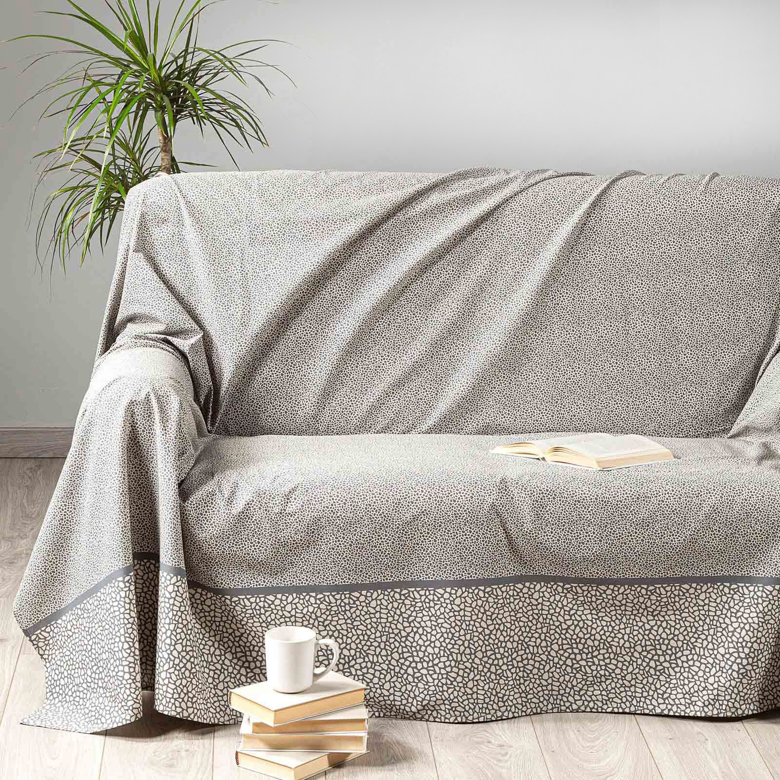 Una fantasia mini, che ricorda un motivo si sassolini, per il telo Grandecor Dike di Caleffi che trasforma il divano e lo protegge. È realizzato in puro cotone nella variante antracite. È disponibile in due formati. Misura L 270 x P 270 cm. Prezzo 35,99 euro. www.caleffionline.it Una fantasia mini, che ricorda un motivo si sassolini, per il telo Grandecor Dike di Caleffi che trasforma il divano e lo protegge. È realizzato in puro cotone nella variante antracite. È disponibile in due formati. Misura L 270 x P 270 cm. Prezzo 35,99 euro. www.caleffionline.it