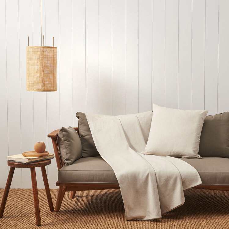 Permette di cambiare faccia al divano in un attimo il telo arredo Emotion corda di Zucchi e, grazie alla colorazione chiara. consente di rendere il living luminoso e fresco durante la bella stagione. È made in Italy ed è testato per le sostanze pericolose; inoltre si può scegliere fra otto colori e due formati.  Misura L 270 x P 270 cm. Prezzo 65 euro. www.zucchi.it Permette di cambiare faccia al divano in un attimo il telo arredo Emotion corda di Zucchi e, grazie alla colorazione chiara. consente di rendere il living luminoso e fresco durante la bella stagione. È made in Italy ed è testato per le sostanze pericolose; inoltre si può scegliere fra otto colori e due formati.  Misura L 270 x P 270 cm. Prezzo 65 euro. www.zucchi.it