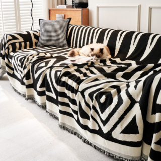 Rappresenta la soluzione ideale per gli amanti di cani e gatti perché permette di proteggere il divano da peli, graffi e macchie il telo Geometric Boho di Slashop con decoro geometrico black & white su un tessuto in poliestere. È lavabile in lavatrice ed è disponibile in dieci formati per “ricoprire” qualsiasi sofà. Misura da L 180 x P 230 cm. Prezzo da 119 euro. www.slashop.com Rappresenta la soluzione ideale per gli amanti di cani e gatti perché permette di proteggere il divano da peli, graffi e macchie il telo Geometric Boho di Slashop con decoro geometrico black & white su un tessuto in poliestere. È lavabile in lavatrice ed è disponibile in dieci formati per “ricoprire” qualsiasi sofà. Misura da L 180 x P 230 cm. Prezzo da 119 euro. www.slashop.com