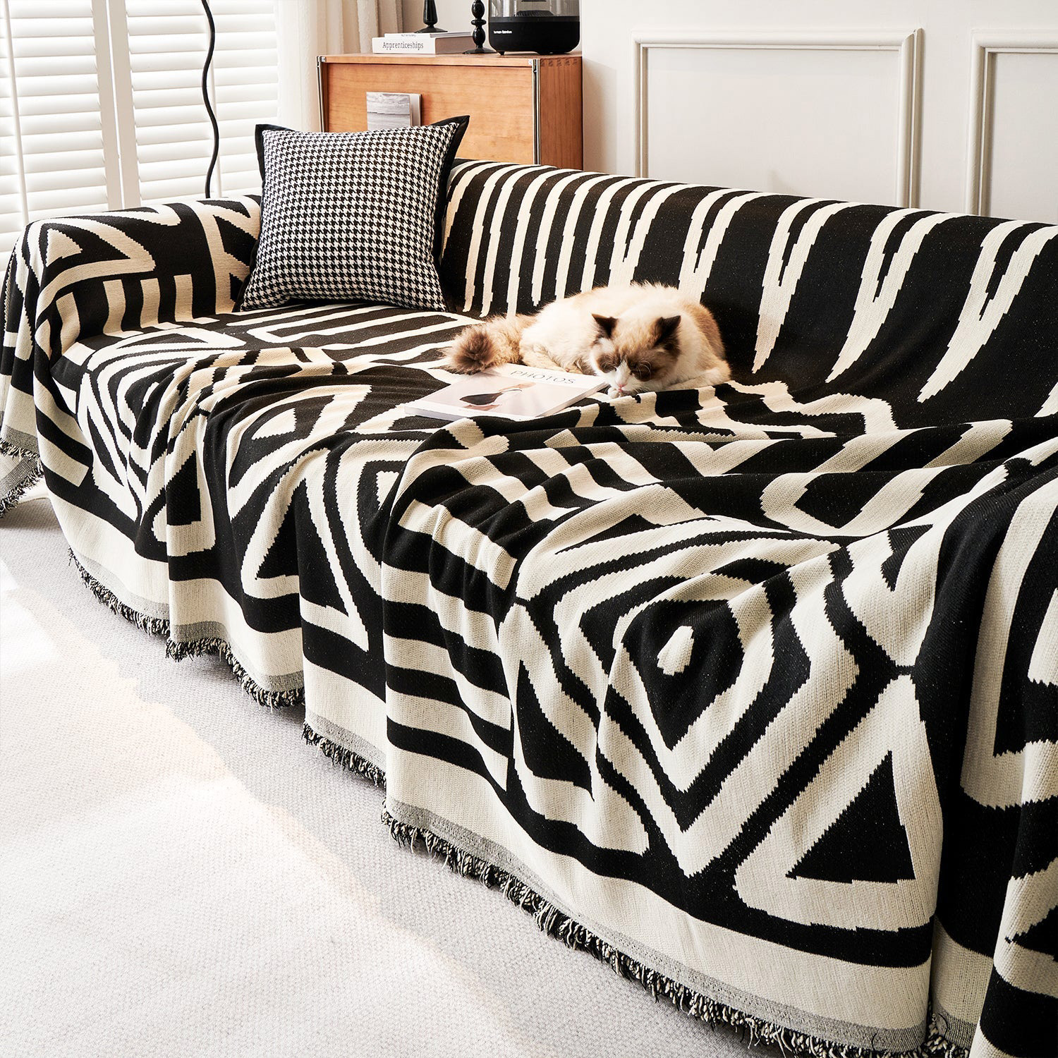 Rappresenta la soluzione ideale per gli amanti di cani e gatti perché permette di proteggere il divano da peli, graffi e macchie il telo Geometric Boho di Slashop con decoro geometrico black & white su un tessuto in poliestere. È lavabile in lavatrice ed è disponibile in dieci formati per “ricoprire” qualsiasi sofà. Misura da L 180 x P 230 cm. Prezzo da 119 euro. www.slashop.com Rappresenta la soluzione ideale per gli amanti di cani e gatti perché permette di proteggere il divano da peli, graffi e macchie il telo Geometric Boho di Slashop con decoro geometrico black & white su un tessuto in poliestere. È lavabile in lavatrice ed è disponibile in dieci formati per “ricoprire” qualsiasi sofà. Misura da L 180 x P 230 cm. Prezzo da 119 euro. www.slashop.com