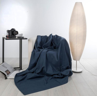 Una intensa tonalità blu scuro per il telo arredo in puro cotone tinta unita Lula in vendita da Leroy Merlin che ha tutta la superficie decorata da un motivo di righe in leggero rilievo. È un vero e proprio jolly in casa perché può essere usato come copriletto, copridivano o tovaglia. Misura L 240 x P 160 cm. Prezzo 19,99 euro. www.leroymerlin.it Una intensa tonalità blu scuro per il telo arredo in puro cotone tinta unita Lula in vendita da Leroy Merlin che ha tutta la superficie decorata da un motivo di righe in leggero rilievo. È un vero e proprio jolly in casa perché può essere usato come copriletto, copridivano o tovaglia. Misura L 240 x P 160 cm. Prezzo 19,99 euro. www.leroymerlin.it