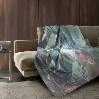 Foliage tropicale per il telo arredo multiuso Musa di Gabel 1957 che è realizzato in morbida saia di puro cotone stampata con tecnica digitale e con finitura sweet touch. È versatile e multifunzione; inoltre, è disponibile in due formati. Misura L 180 x P 270 cm. Prezzo da 39 euro. Misura L 270 x P 270 cm. Prezzo da 50,90 euro. www.gabel1957.com Foliage tropicale per il telo arredo multiuso Musa di Gabel 1957 che è realizzato in morbida saia di puro cotone stampata con tecnica digitale e con finitura sweet touch. È versatile e multifunzione; inoltre, è disponibile in due formati. Misura L 180 x P 270 cm. Prezzo da 39 euro. Misura L 270 x P 270 cm. Prezzo da 50,90 euro. www.gabel1957.com