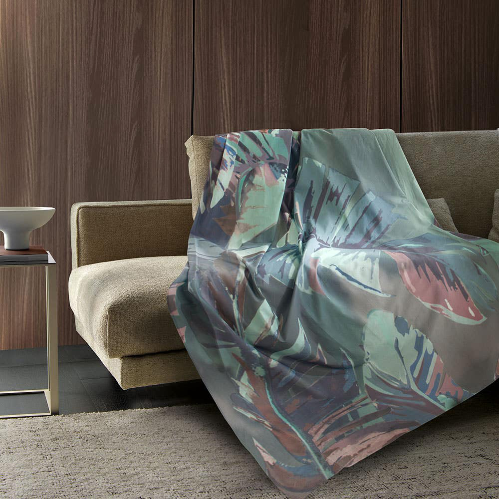Foliage tropicale per il telo arredo multiuso Musa di Gabel 1957 che è realizzato in morbida saia di puro cotone stampata con tecnica digitale e con finitura sweet touch. È versatile e multifunzione; inoltre, è disponibile in due formati. Misura L 180 x P 270 cm. Prezzo da 39 euro. Misura L 270 x P 270 cm. Prezzo da 50,90 euro. www.gabel1957.com Foliage tropicale per il telo arredo multiuso Musa di Gabel 1957 che è realizzato in morbida saia di puro cotone stampata con tecnica digitale e con finitura sweet touch. È versatile e multifunzione; inoltre, è disponibile in due formati. Misura L 180 x P 270 cm. Prezzo da 39 euro. Misura L 270 x P 270 cm. Prezzo da 50,90 euro. www.gabel1957.com