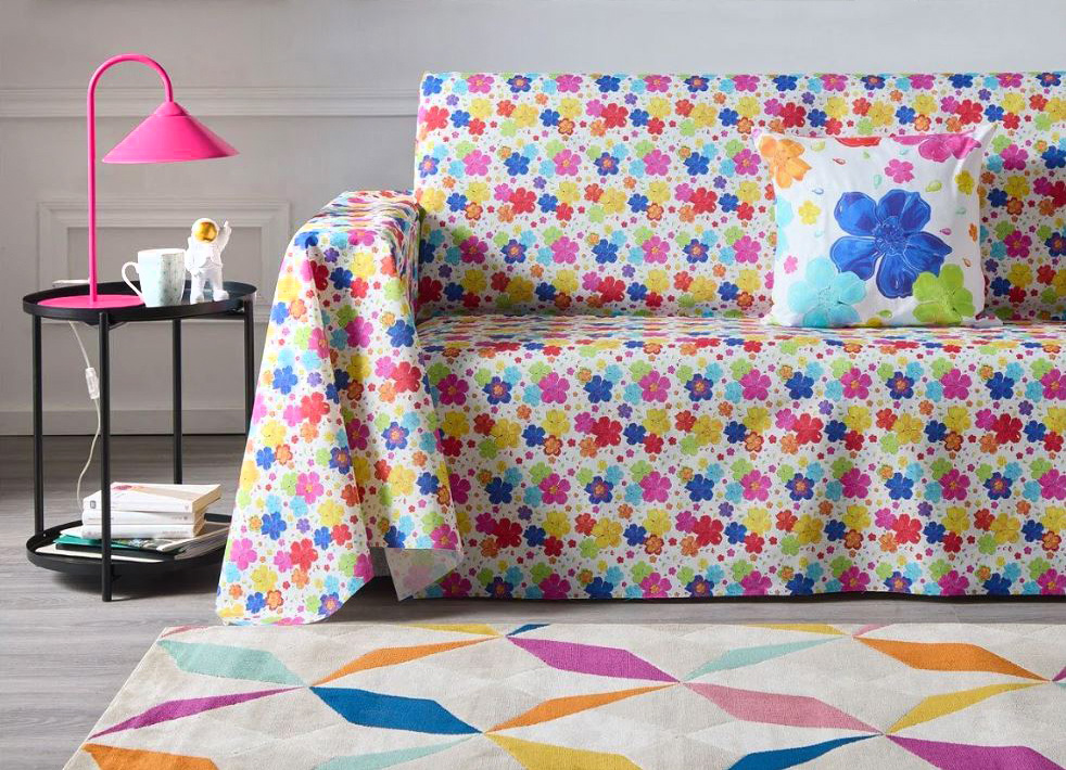 Ispirazione pop per il telo arredo Natura della Collezione Salvatore Piccione in vendita da Conforama. È realizzato in 100% cotone chiaro stampato con corolle stilizzate multicolori. Misura L 240 x P 290 cm. Prezzo 39,99 euro. www.conforama.it Ispirazione pop per il telo arredo Natura della Collezione Salvatore Piccione in vendita da Conforama. È realizzato in 100% cotone chiaro stampato con corolle stilizzate multicolori. Misura L 240 x P 290 cm. Prezzo 39,99 euro. www.conforama.it
