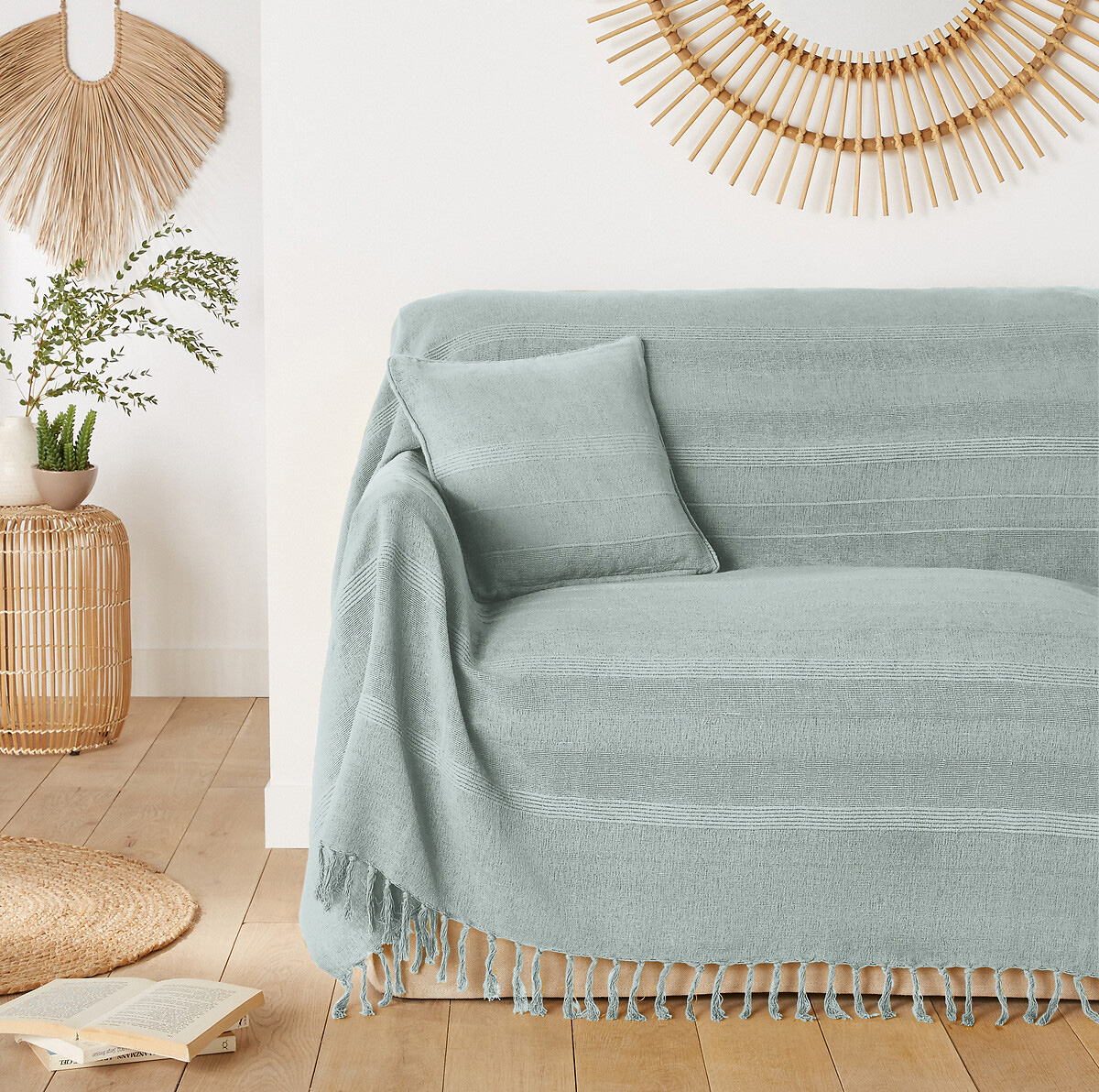 Il telo arredo Nedo di La Redoute Interieurs, nella ricercata colorazione verde Celadon, è interamente realizzato in puro cotone ed rifinito con piccole frange; è lavabile in lavatrice e garantisce un'eccellente tenuta del colore. Misura L 230 x P 250 cm. Prezzo 42,99 euro. www.laredoute.it Il telo arredo Nedo di La Redoute Interieurs, nella ricercata colorazione verde Celadon, è interamente realizzato in puro cotone ed rifinito con piccole frange; è lavabile in lavatrice e garantisce un'eccellente tenuta del colore. Misura L 230 x P 250 cm. Prezzo 42,99 euro. www.laredoute.it