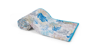 Percalle di cotone per il telo di Coincasa che è stampato con un motivo  di coralli nelle fresche tonalità del grigio e del blu. È disponibile in tre formati. Misura L 270 x P 270 cm. Prezzo 59,90 euro. www.coin.it Percalle di cotone per il telo di Coincasa che è stampato con un motivo  di coralli nelle fresche tonalità del grigio e del blu. È disponibile in tre formati. Misura L 270 x P 270 cm. Prezzo 59,90 euro. www.coin.it