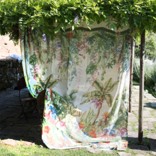 Si trasforma in una sofisticata tenda per il gazebo il telo arredo copritutto di Tessitura Toscana Cordillera in vendita su Andrea Biancheria: è realizzato in puro lino impreziosito da un disegno che raffigura una giungla tropicale nelle sfumature del verde e del rosa. Misura L 180 x P 280 cm. Prezzo 130 euro. www.andreabiancheria.it Si trasforma in una sofisticata tenda per il gazebo il telo arredo copritutto di Tessitura Toscana Cordillera in vendita su Andrea Biancheria: è realizzato in puro lino impreziosito da un disegno che raffigura una giungla tropicale nelle sfumature del verde e del rosa. Misura L 180 x P 280 cm. Prezzo 130 euro. www.andreabiancheria.it