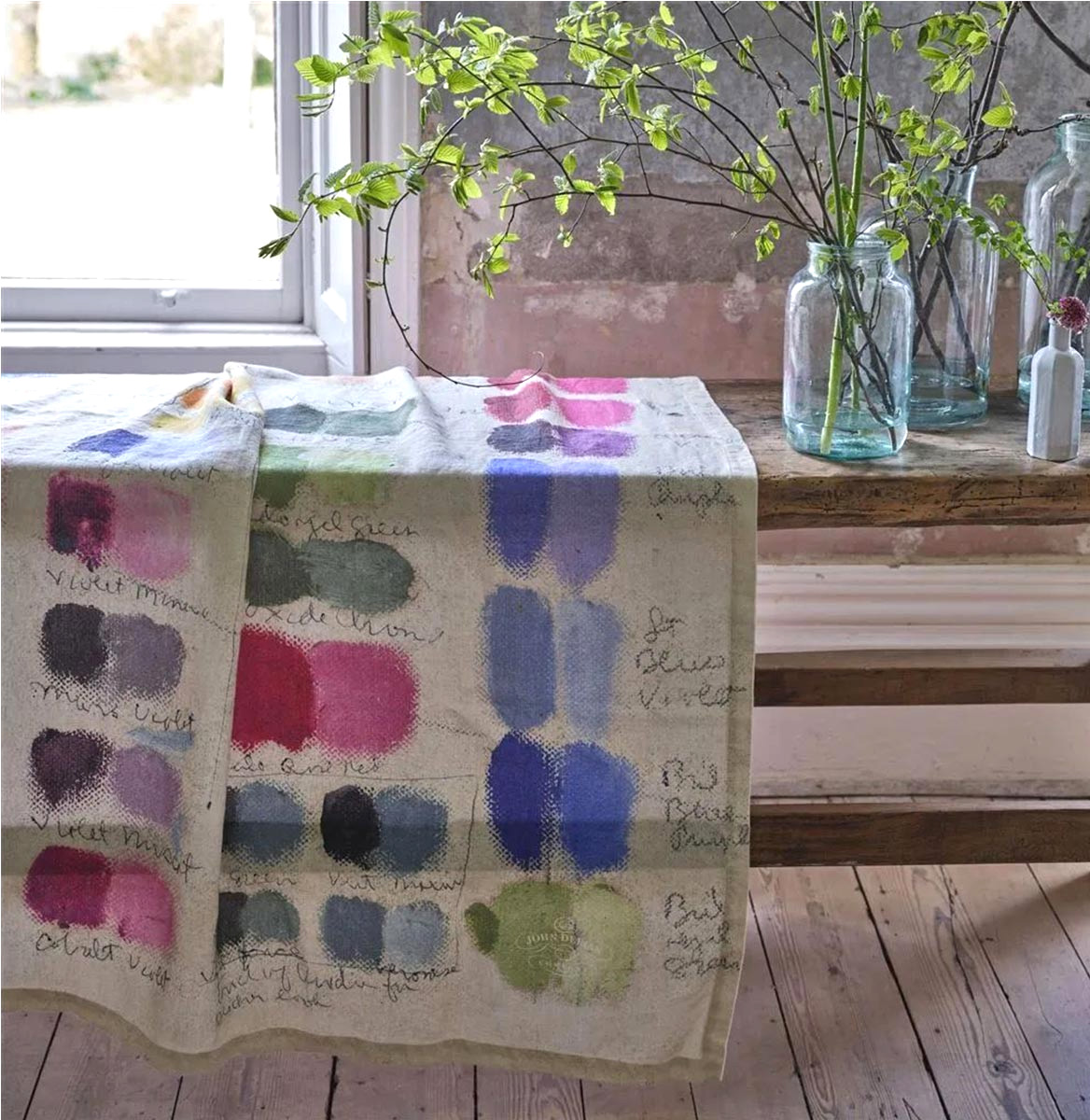 Può essere usato al posto della tradizionale tovaglia il plaid/telo arredo Mixed Tones Canvas di John Derian per Designers Guild in vendita su Etoffe.com: è stampato digitalmente sul tessuto in puro lino chiaro con un decoro che ricorda la tavolozza dell'artista. Misura L 130 x P 180 cm. Prezzo 286 euro. www.etoffe.com Può essere usato al posto della tradizionale tovaglia il plaid/telo arredo Mixed Tones Canvas di John Derian per Designers Guild in vendita su Etoffe.com: è stampato digitalmente sul tessuto in puro lino chiaro con un decoro che ricorda la tavolozza dell'artista. Misura L 130 x P 180 cm. Prezzo 286 euro. www.etoffe.com