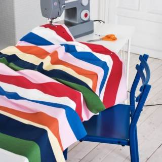 Sono in vendita a partire da luglio 2024 i tessuti già tagliati della collezione Tyg di Ikea in puro cotone di cui fa parte Jattevadd con un'allegra fantasia a righe multicolori: sono pronti per essere tagliati, cuciti o semplicemente usati per “rivestire” e rinnovare il sofà, la poltrona, il pouf...insomma tutto ciò che si desidera. Misurano L 150 x P 300 cm. Prezzo 15 euro. www.ikea.com Sono in vendita a partire da luglio 2024 i tessuti già tagliati della collezione Tyg di Ikea in puro cotone di cui fa parte Jattevadd con un'allegra fantasia a righe multicolori: sono pronti per essere tagliati, cuciti o semplicemente usati per “rivestire” e rinnovare il sofà, la poltrona, il pouf...insomma tutto ciò che si desidera. Misurano L 150 x P 300 cm. Prezzo 15 euro. www.ikea.com
