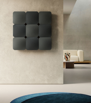 Lana della collezione Griffe di Antrax IT è componibile, a partire da moduli di L 33 x P 33 cm: in alluminio, con angoli stondati ed effetto bombato, sono orientabili in orizzontale o verticale. La superficie è plissettata, a ricordare un tessuto, in diversi colori. Nella misura L 99 x H 99 cm costa 2.390 euro + Iva. www.antrax.com Lana della collezione Griffe di Antrax IT è componibile, a partire da moduli di L 33 x P 33 cm: in alluminio, con angoli stondati ed effetto bombato, sono orientabili in orizzontale o verticale. La superficie è plissettata, a ricordare un tessuto, in diversi colori. Nella misura L 99 x H 99 cm costa 2.390 euro + Iva. www.antrax.com