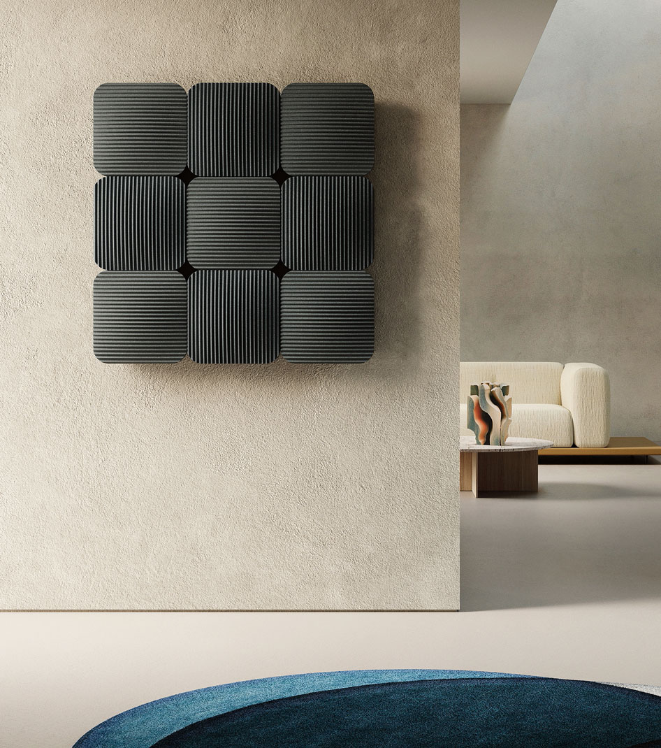 Lana della collezione Griffe di Antrax IT è componibile, a partire da moduli di L 33 x P 33 cm: in alluminio, con angoli stondati ed effetto bombato, sono orientabili in orizzontale o verticale. La superficie è plissettata, a ricordare  un tessuto, in diversi colori. Nella misura L 99 x H 99 cm costa 2.390 euro + Iva.  www.antrax.com Lana della collezione Griffe di Antrax IT è componibile, a partire da moduli di L 33 x P 33 cm: in alluminio, con angoli stondati ed effetto bombato, sono orientabili in orizzontale o verticale. La superficie è plissettata, a ricordare  un tessuto, in diversi colori. Nella misura L 99 x H 99 cm costa 2.390 euro + Iva.  www.antrax.com