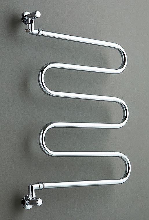 Sinuosa forma a serpentina per il radiatore SSERP6 di Bleu Provence, adatto in bagno come scaldasalviette o in altri ambienti. È realizzato in ottone in 18 finiture metalliche. È idraulico, elettrico o misto. Misura L 65 x
H 76 cm. Cromato o ottone naturale costa da 1.290 euro + Iva. www.bleuprovence.it Sinuosa forma a serpentina per il radiatore SSERP6 di Bleu Provence, adatto in bagno come scaldasalviette o in altri ambienti. È realizzato in ottone in 18 finiture metalliche. È idraulico, elettrico o misto. Misura L 65 x
H 76 cm. Cromato o ottone naturale costa da 1.290 euro + Iva. www.bleuprovence.it